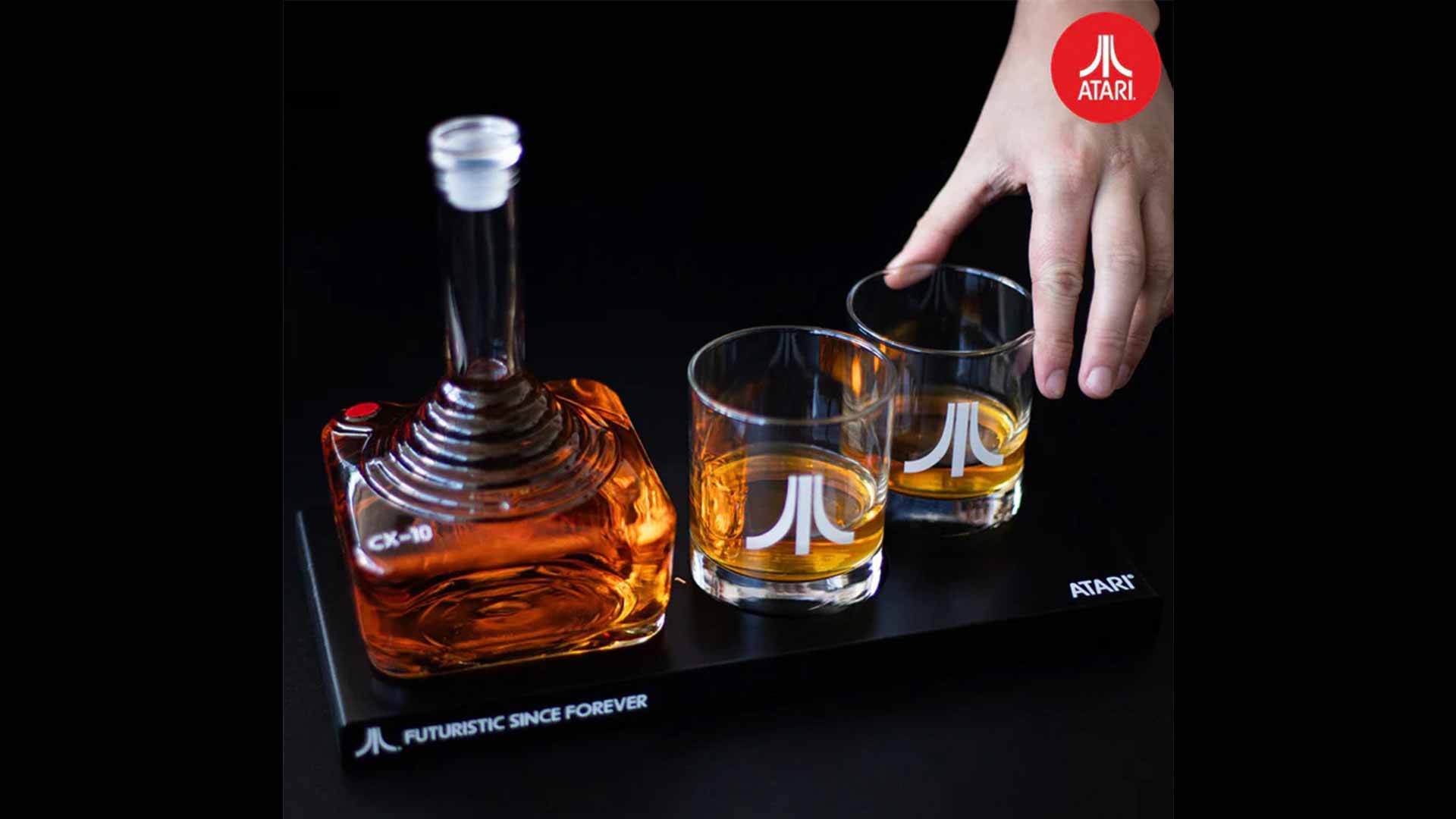 Hand greift nach Glas von Atari